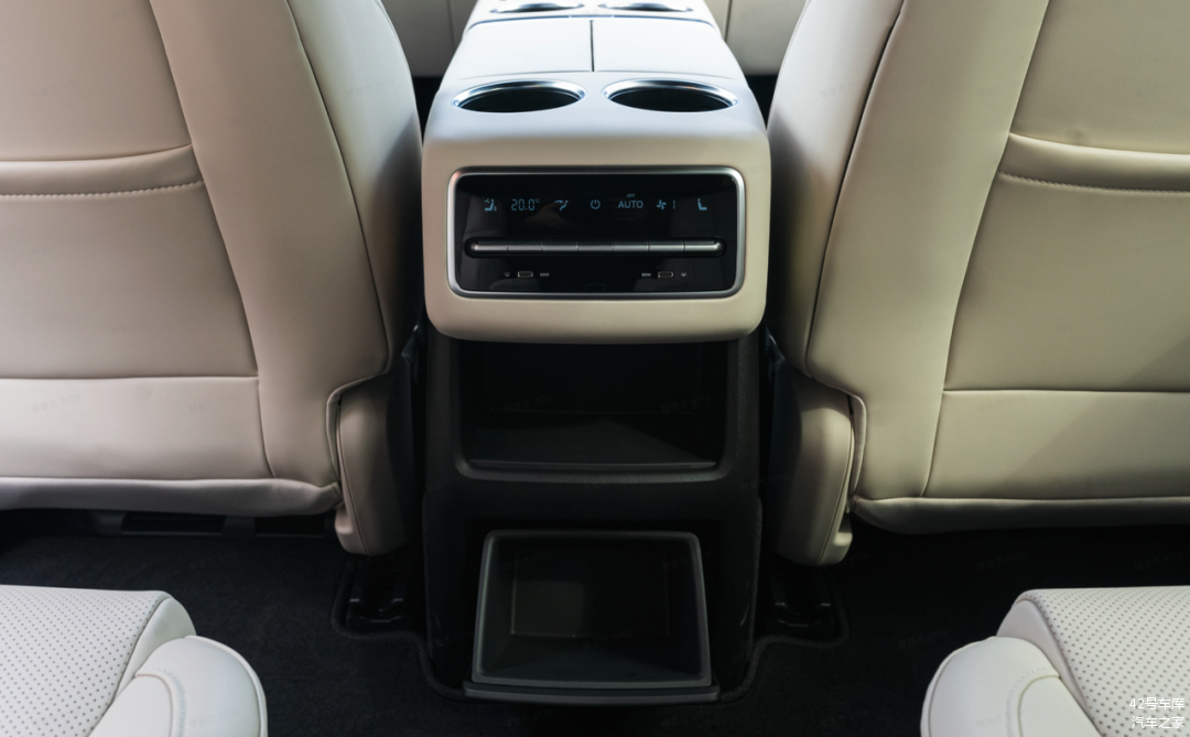 L8 的中央扶手箱后缘