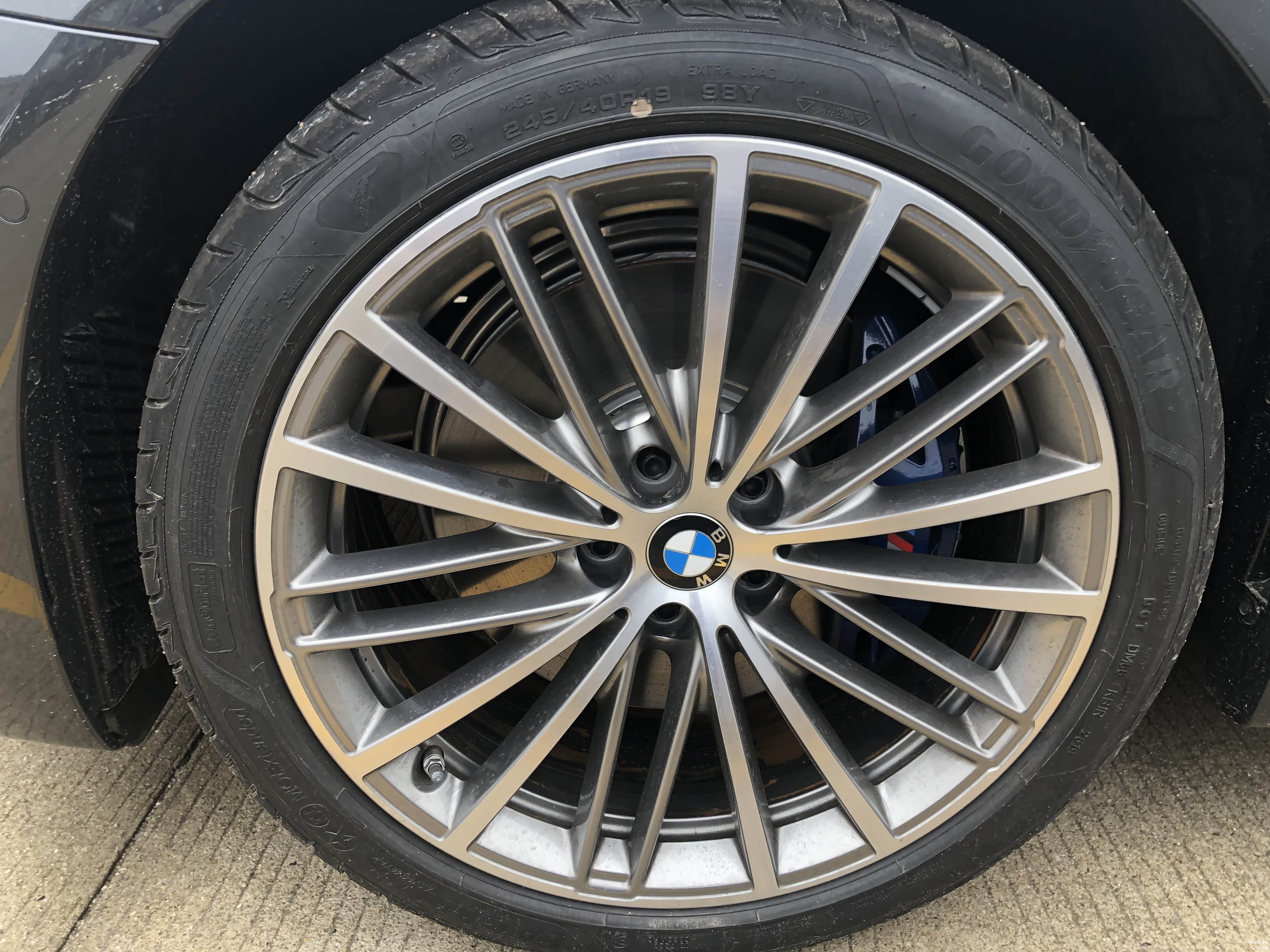 4月之后530i已更新635轮毂，蓝色高性能卡钳，前轮245/40R19 配固特异鹰驰F1性能胎