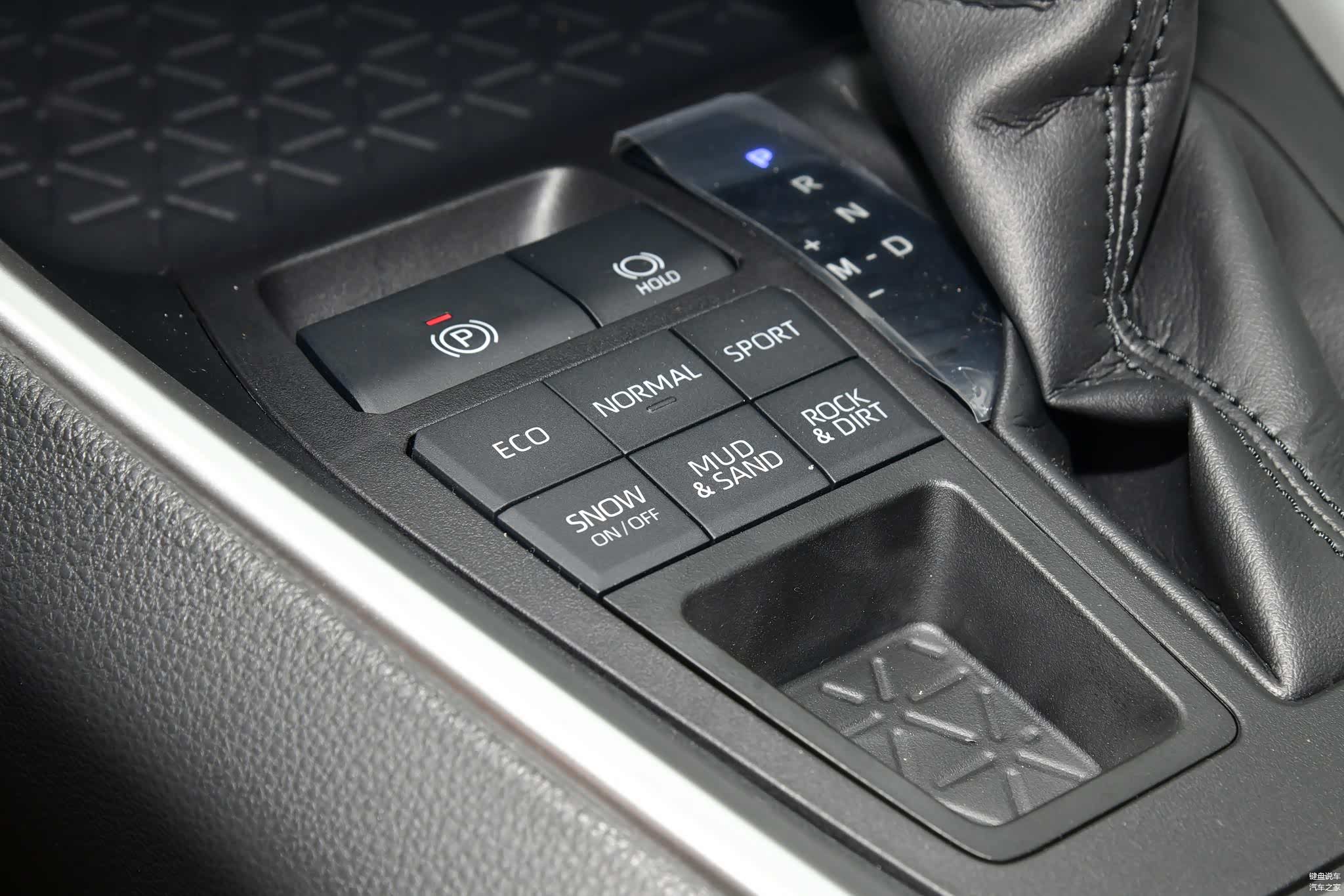 DTC-4WD提供了雪地、泥地、多石土质等多种越野路况可以切换，提升不同路况的通过性。