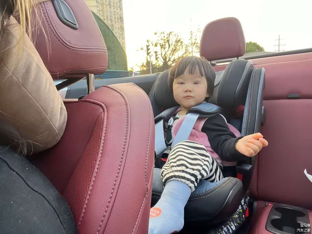 小朋友坐在后排安全座椅上毫无压力