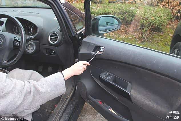 ▲Motorpoint&nbsp;实验人员从车上提取拭子样本