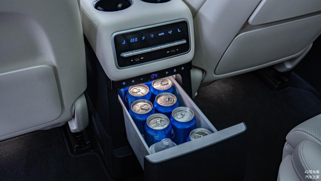 L9 的中央扶手箱后缘