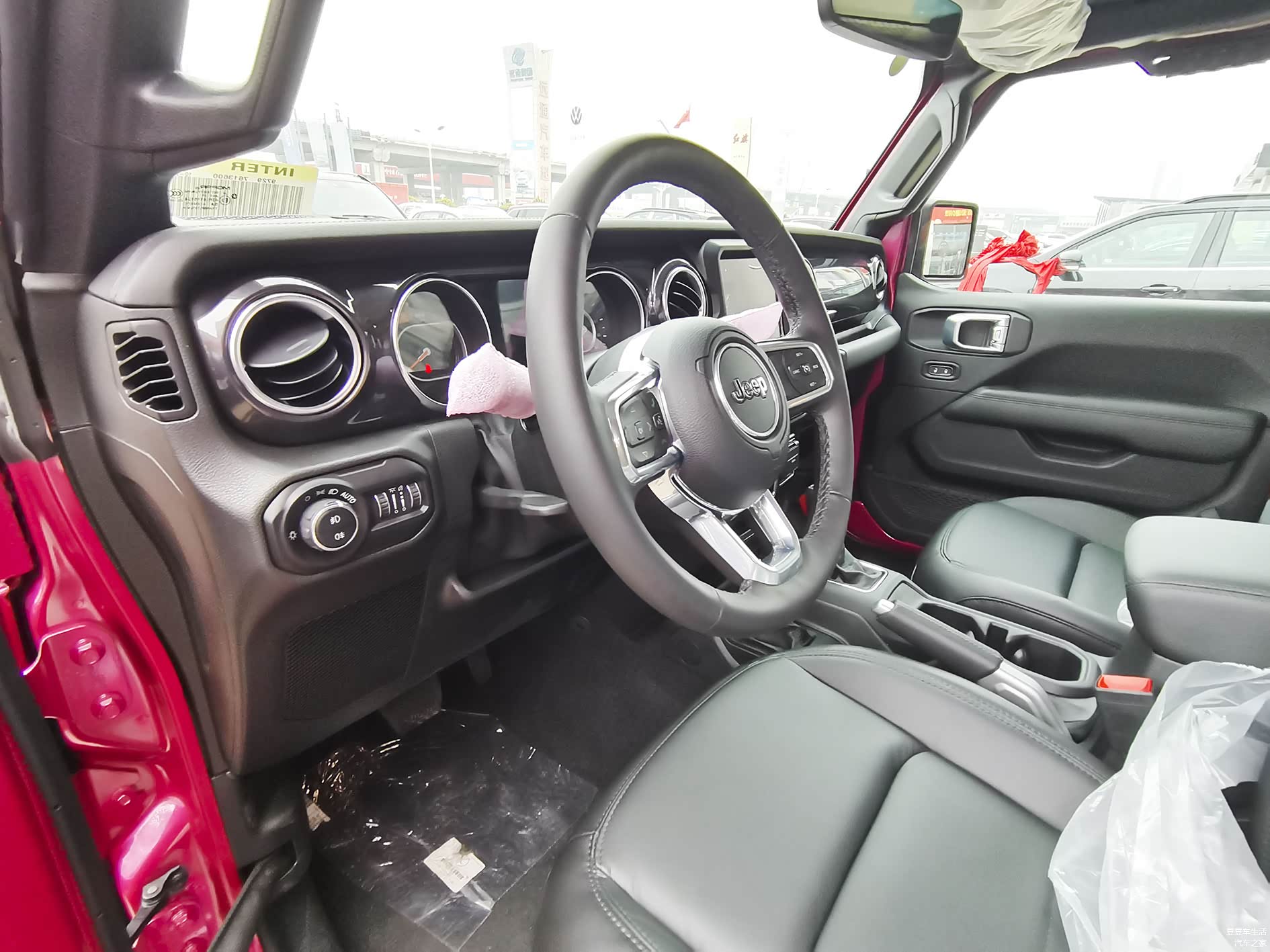 主驾驶视角拍的内饰