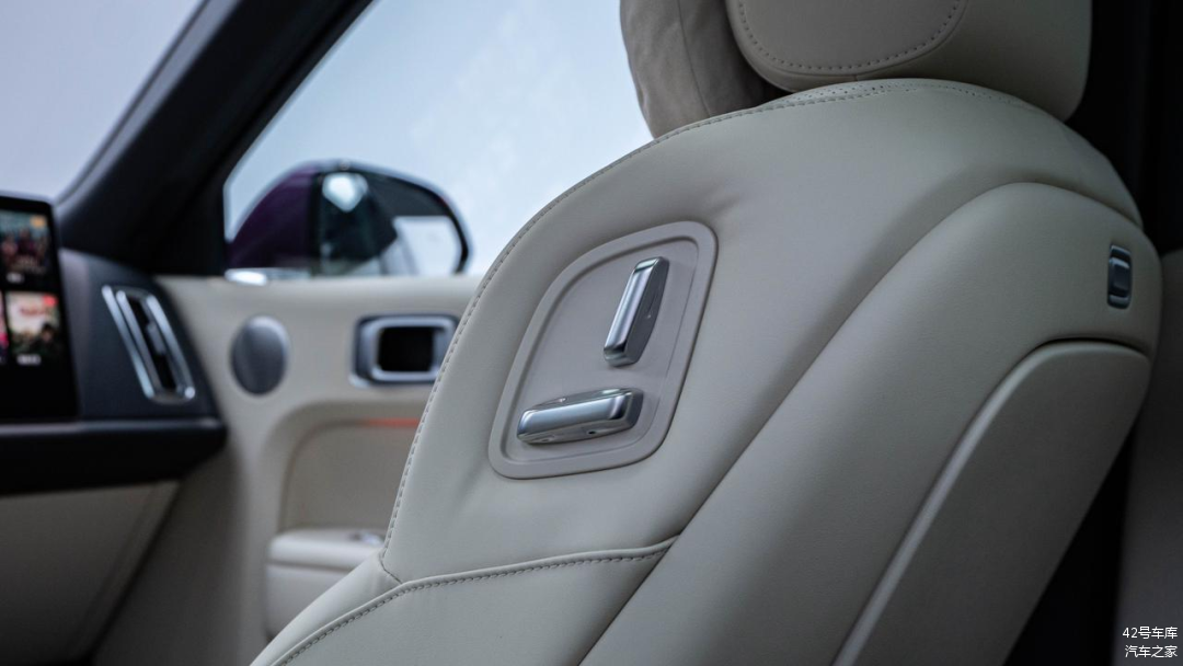 L9 第一排座椅后侧