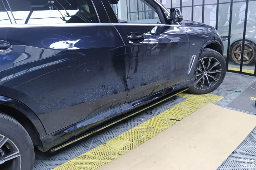 当车门关闭的时候脚踏板会自动收入进去，伸收自如，简单方便