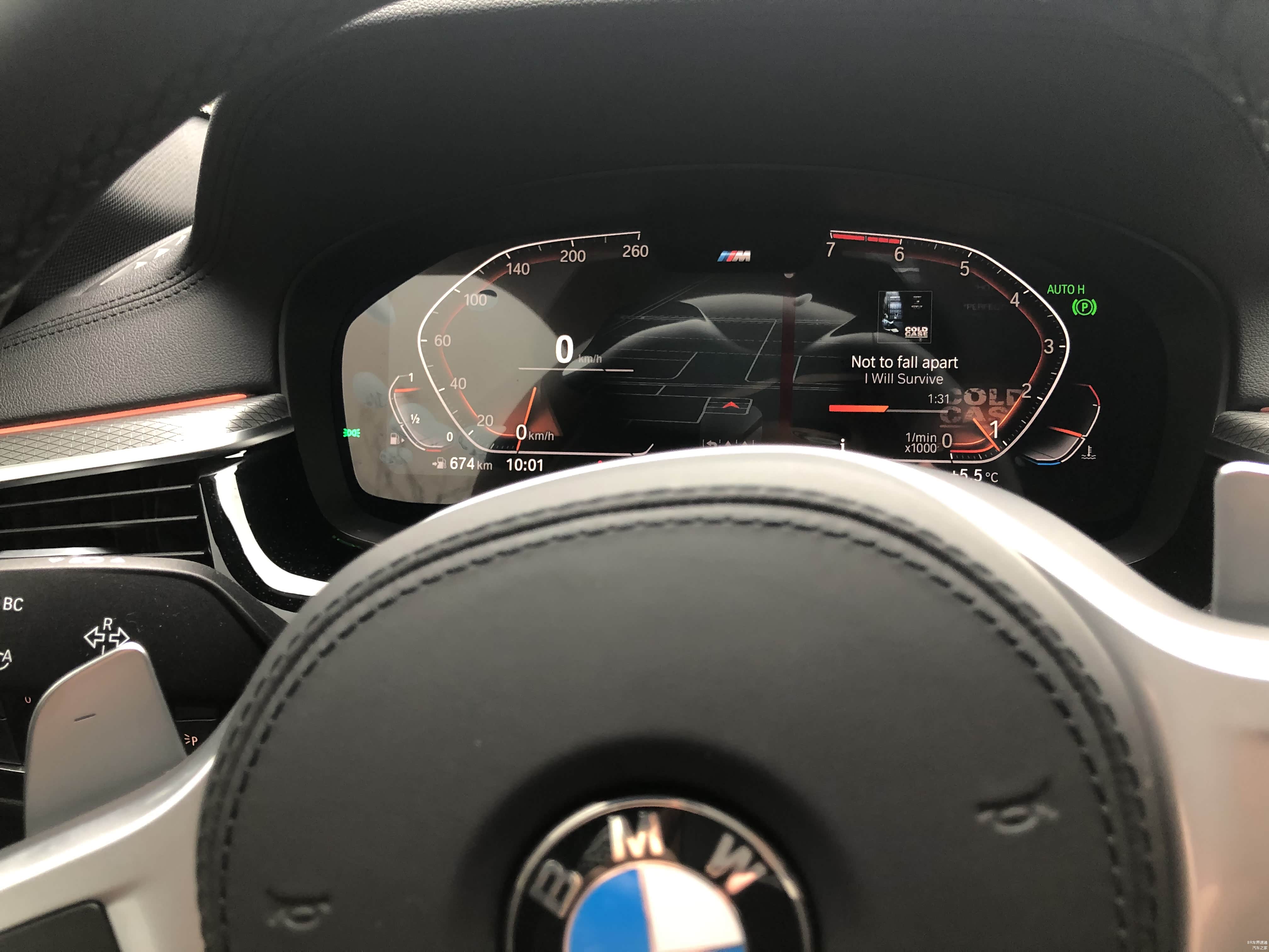 新款ID7仪表盘，左边码数，中间原车地图，右边可调节，图上显示的QQ音乐播放界面带封面及歌词