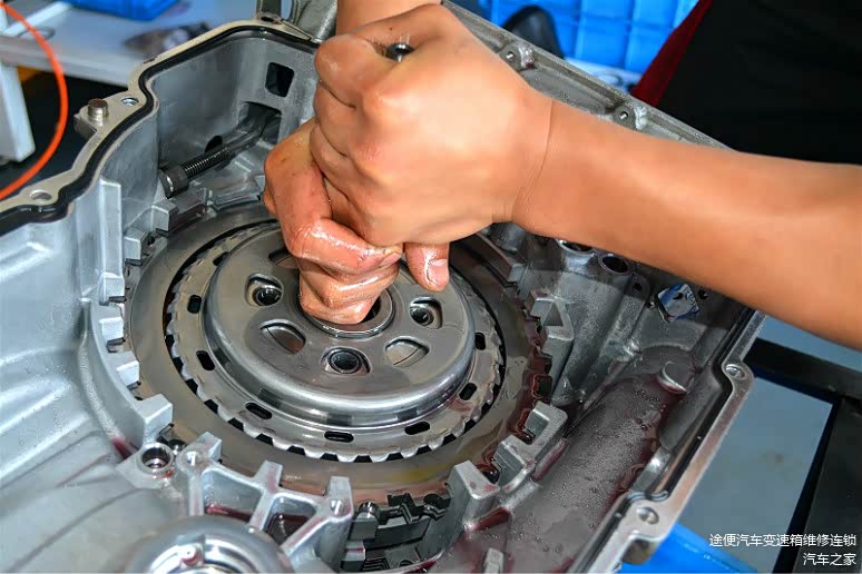 取出别克6at变速箱的传动总成检查。传动总成内部零件容易出现机械故障