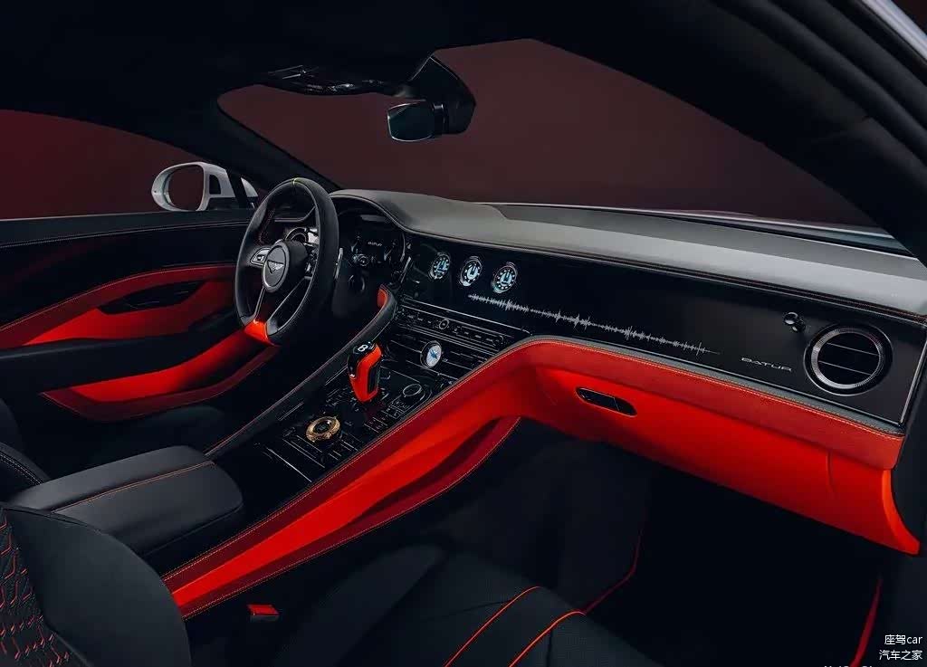 较窄的侧窗玻璃让车门下部可以内凹，而车门上富于艺术感的斜线有助于平衡视觉重心。