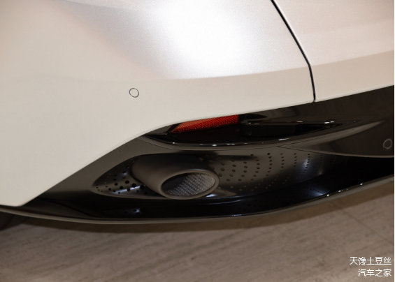 熏黑排气管，黑色后包围