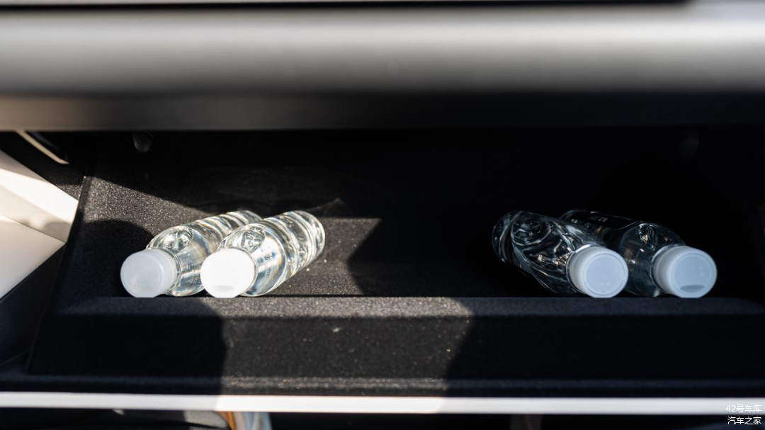 L8 副驾手套箱空间展示