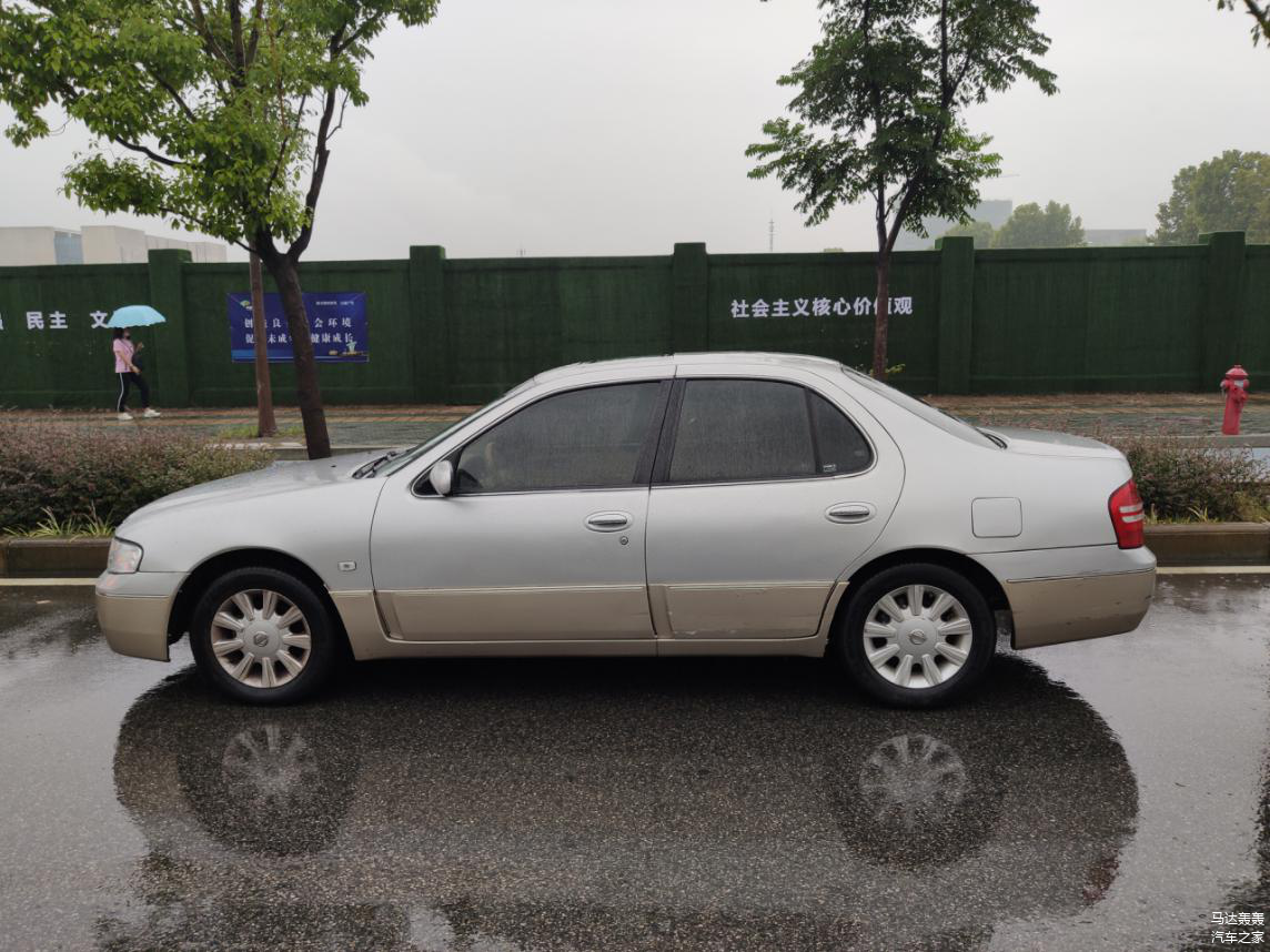 双屏车身很显大气，顶级轿车的味道。