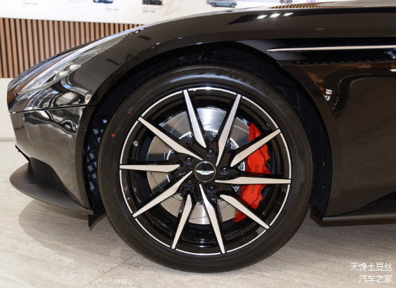 20英寸锻造高光钻石黑切割轮圈，红色刹车卡钳
