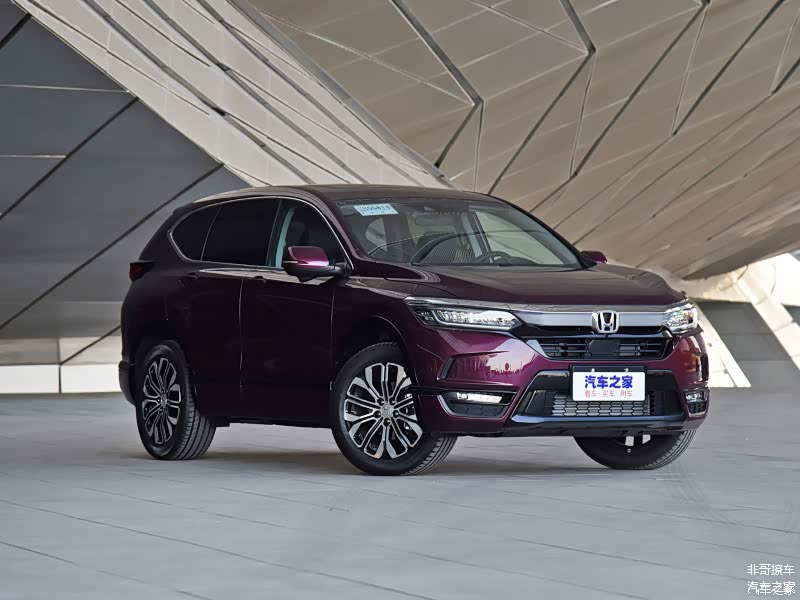 皓影要比CR-V更棱角分明、采用更多直愣愣的线条勾勒车身，更硬朗壮硕、更有气场不少