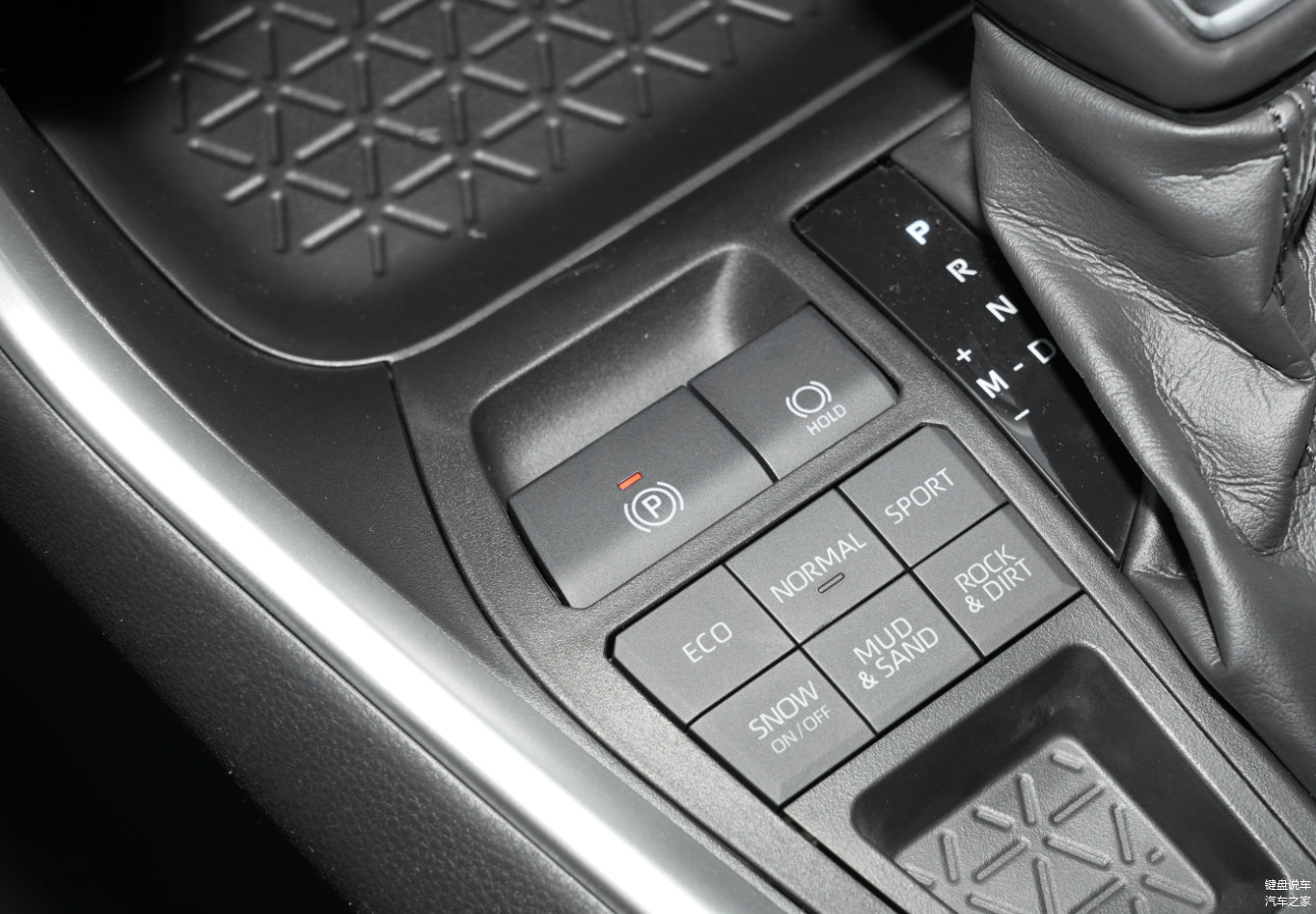 DTC智能四驱提供了雪地、泥地、多石土质等多种越野路况可以切换，提升不同路况的通过性。