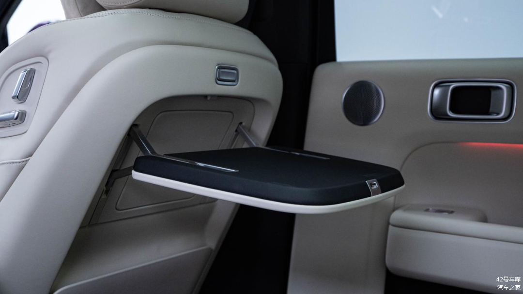 L9 的二排的小桌板