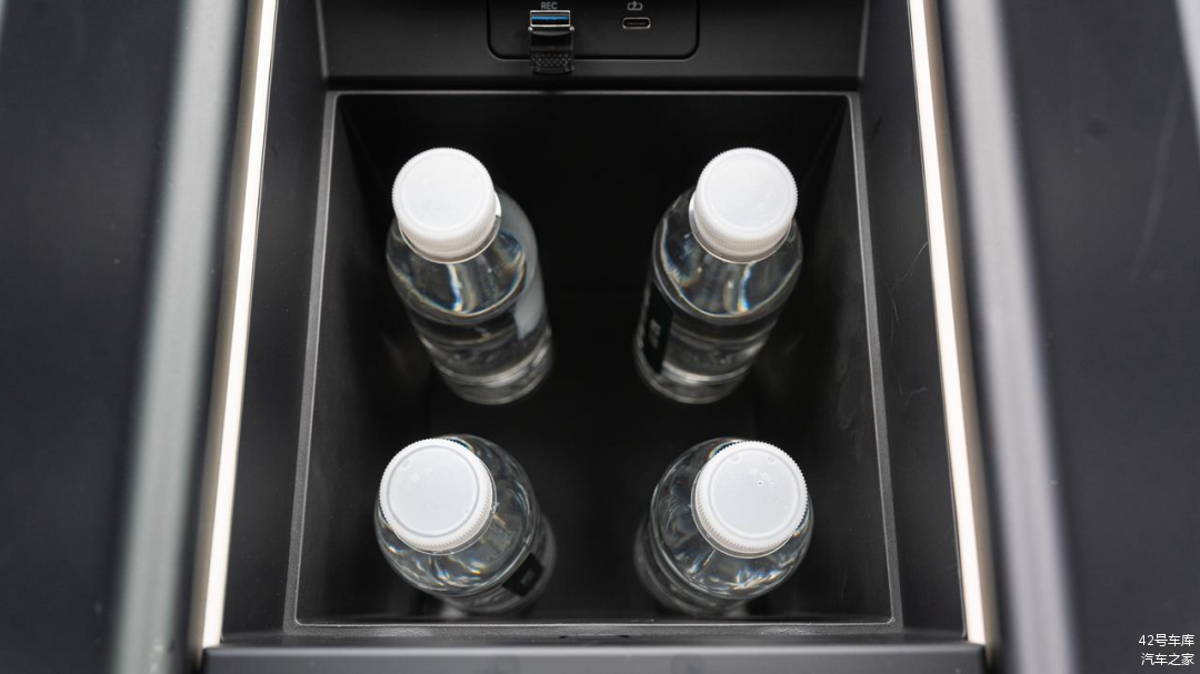 L8 中央扶手箱空间展示