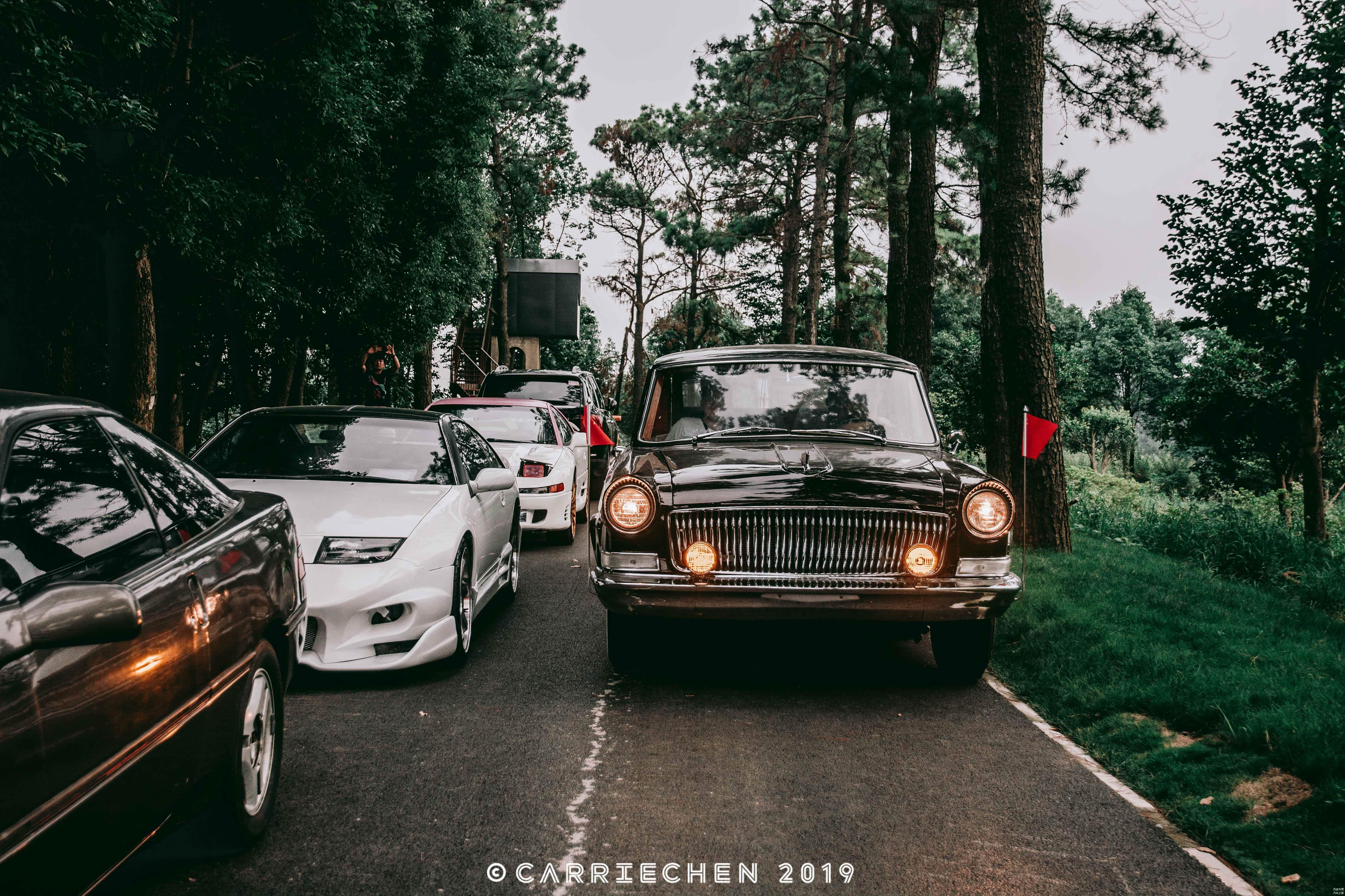 它的路过，把旁边的车气势压倒了一大半。