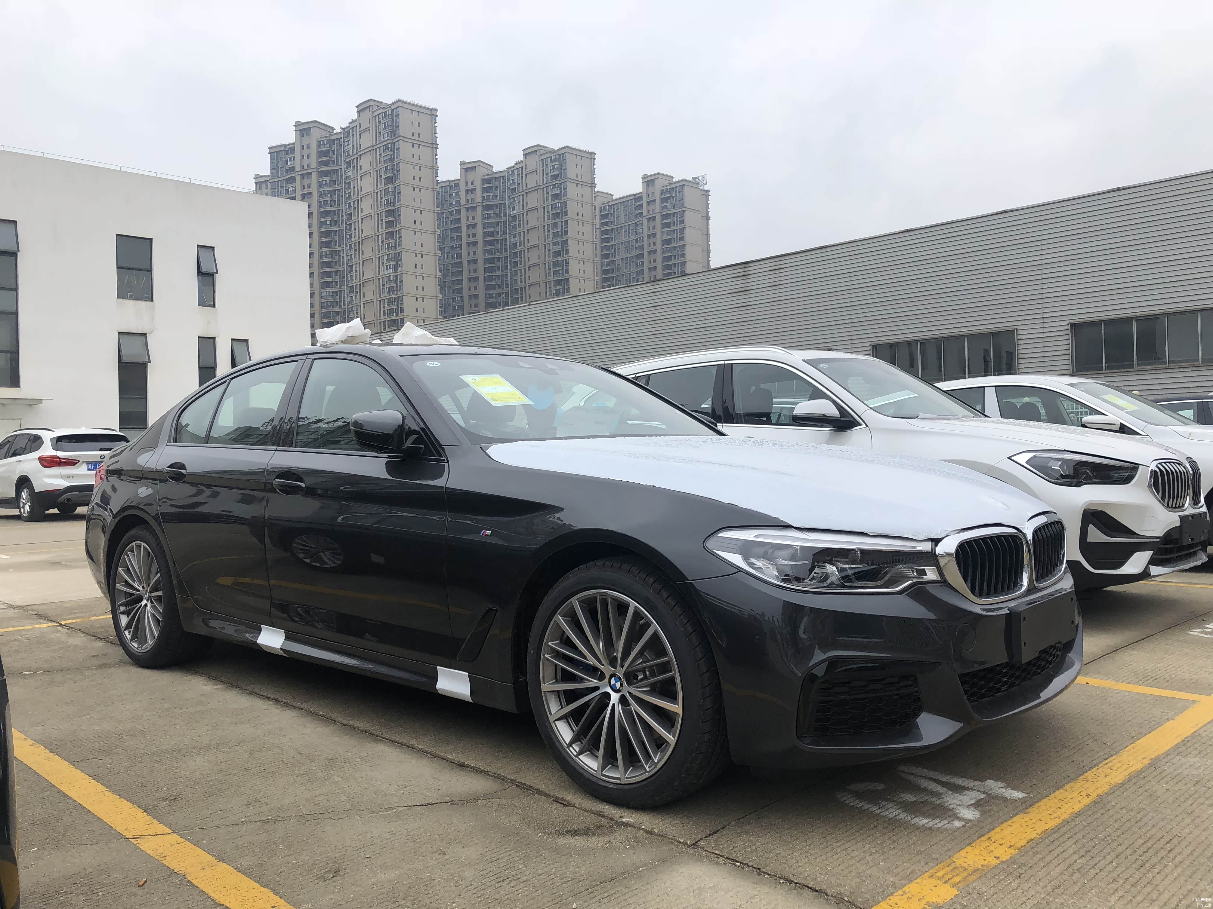 2020款G30依然保持黑色高光包围，并没有像G38一样改成镀铬饰条（窃喜。。）