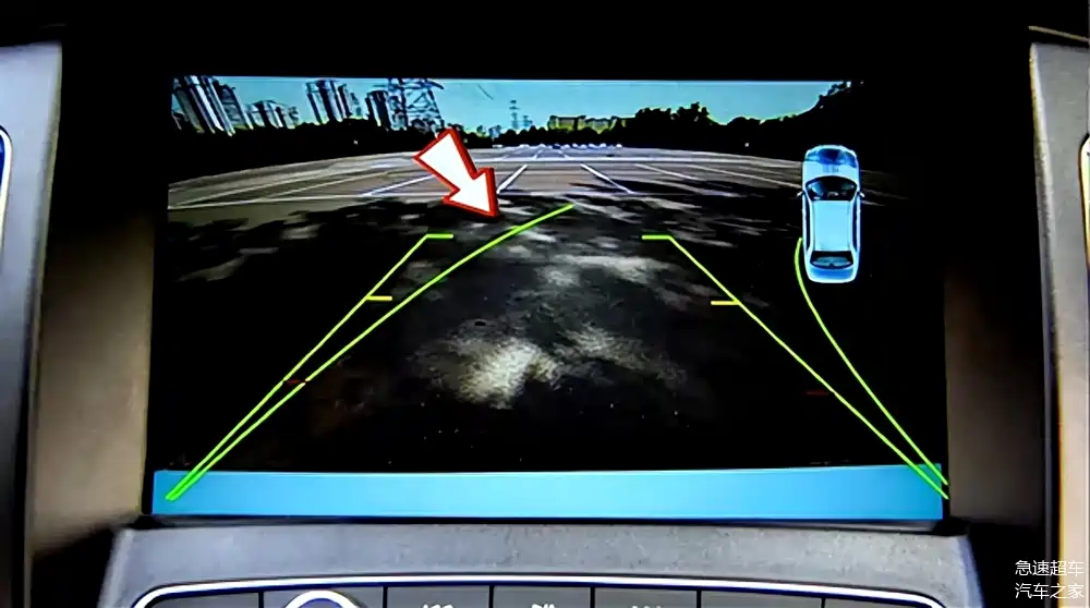 在很多倒车影像都有倒车轨迹线，只要轨迹线回正了，那么车轮就回正了。