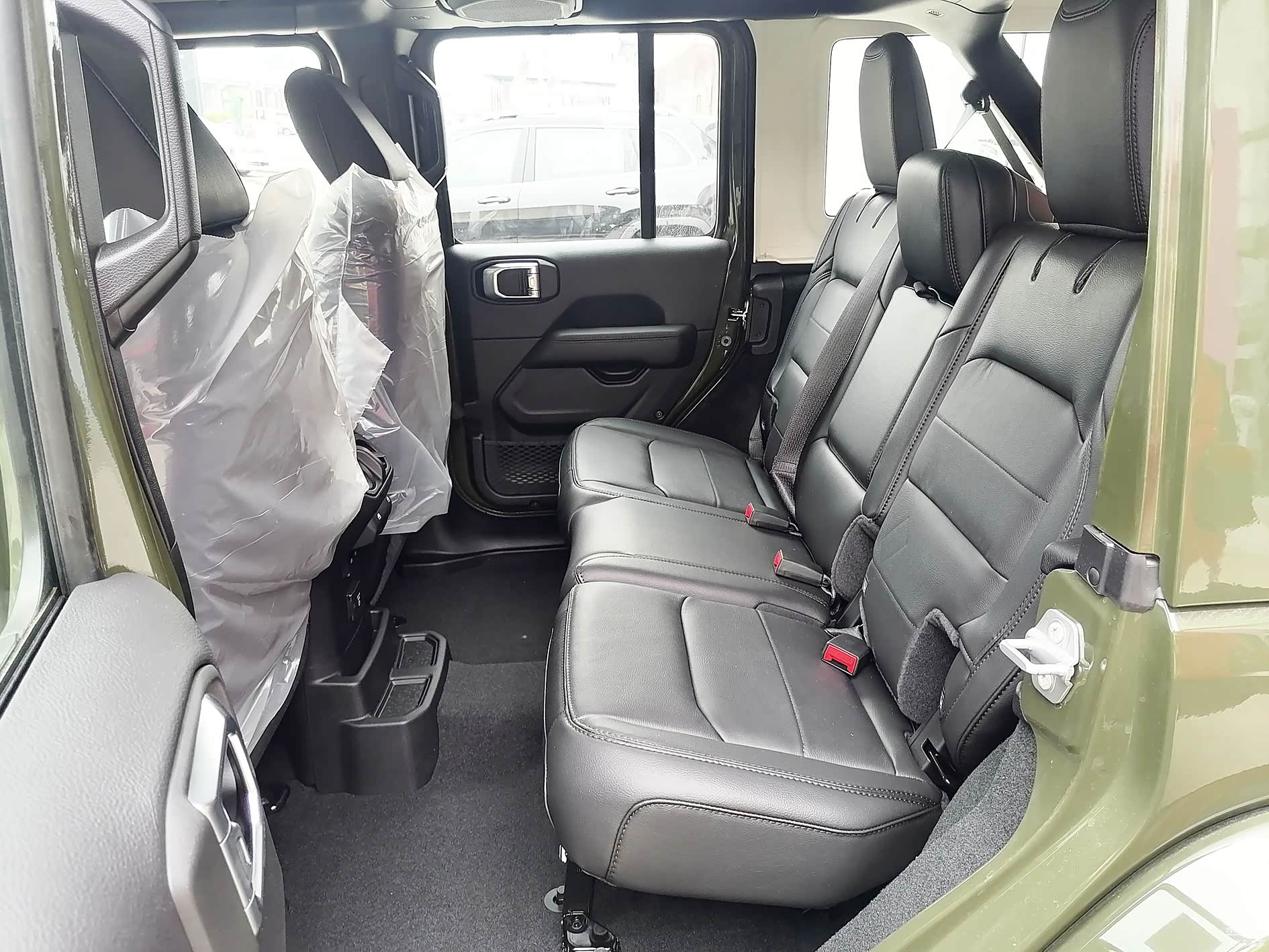 后排的空间也很大。