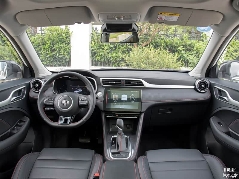 新ZS中控台、车门内衬这些地方大量使用软材质材料，内装质感媲美很多二十万级别产品