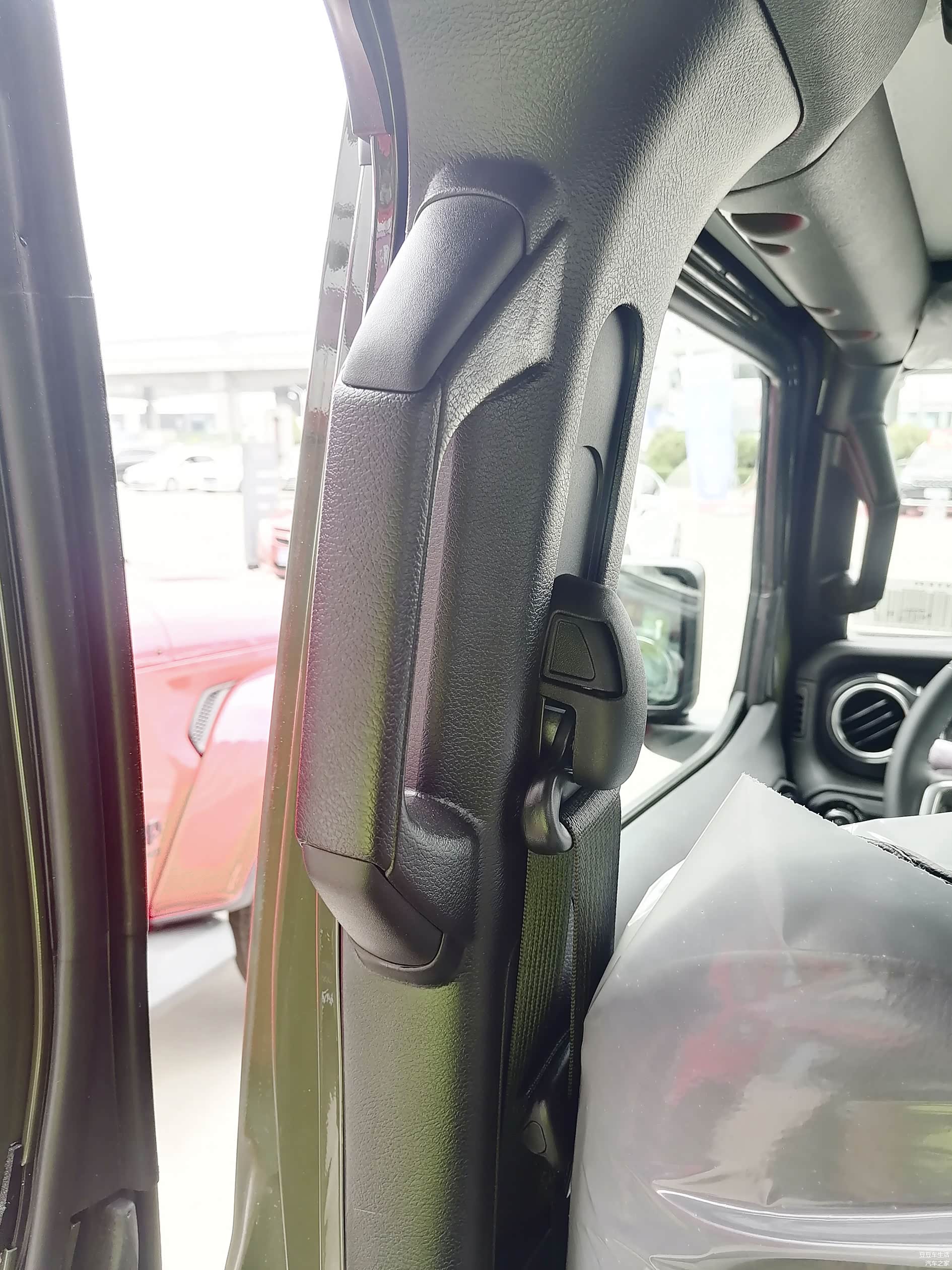 位于车内B柱上的门把手，上车的时候拉着很顺手