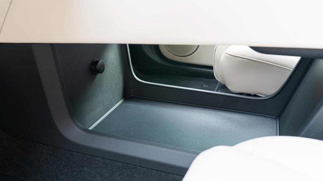 L8 中央扶手箱通道展示