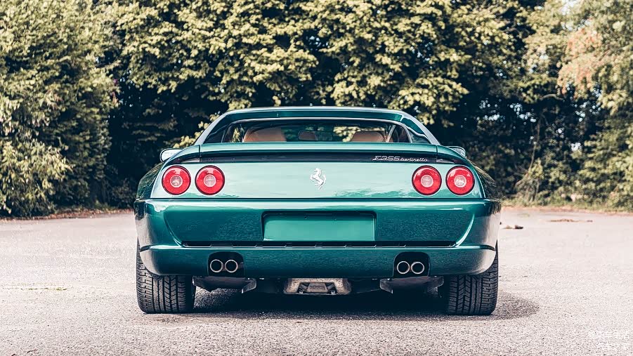 性感的尾部和双边四出排气