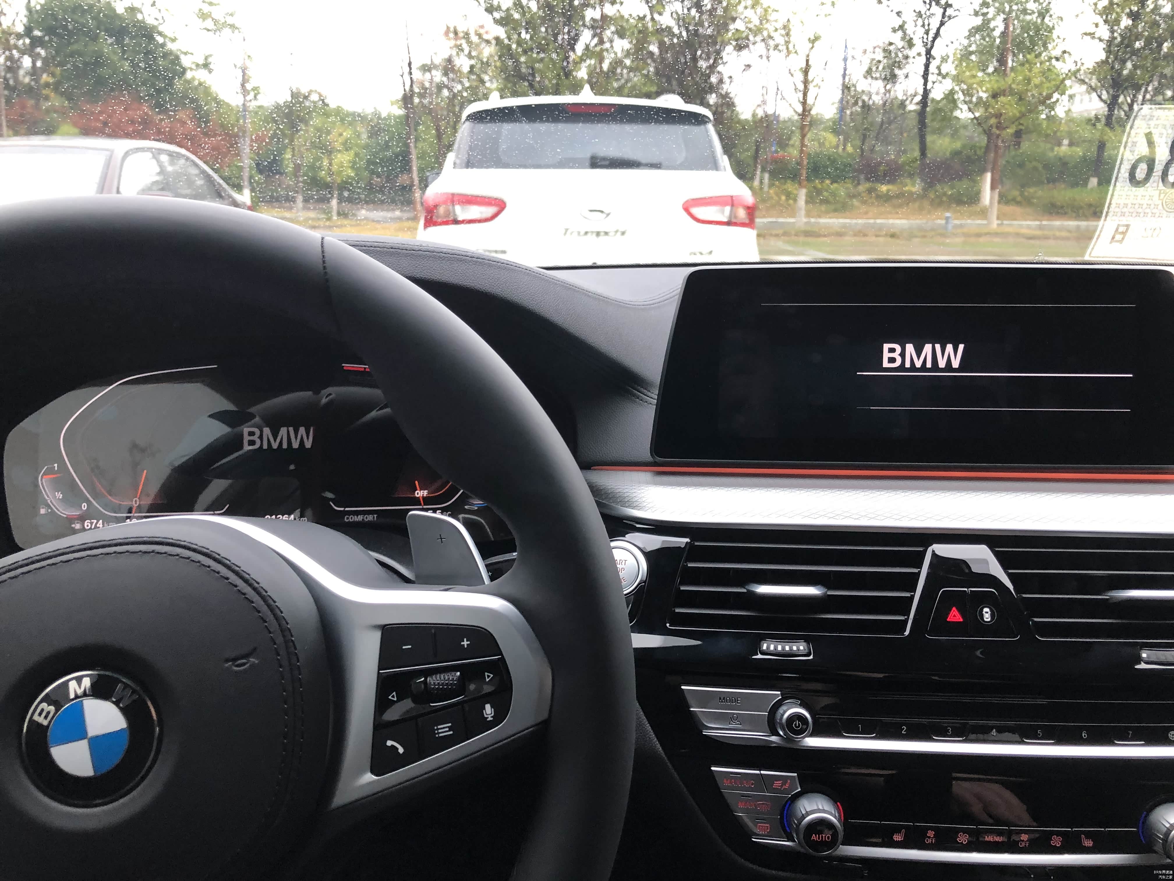 熄火下车效果，这代的设计还是非常具有科技感的。