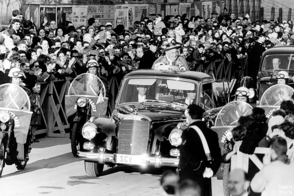 教皇约翰二十三世乘坐Mercedes-Benz 300游行
