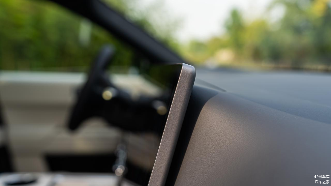 L8 前排屏幕厚度