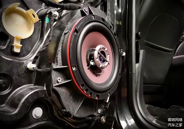 喇叭细节螺丝固定