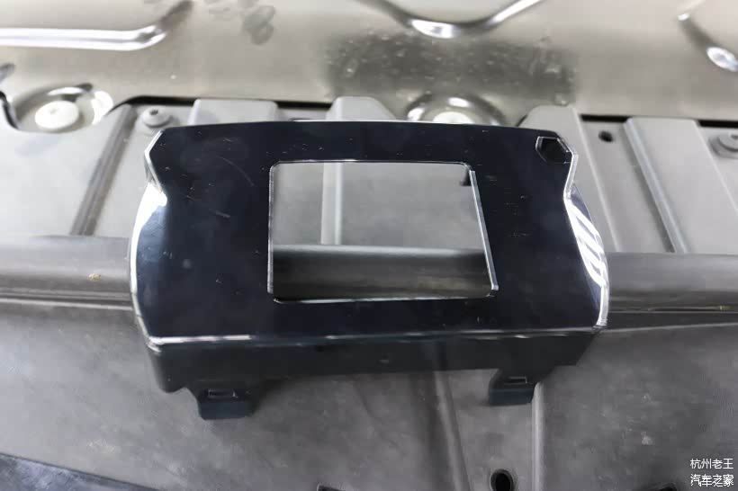 最后把ACC雷达罩按上保护ACC探头不受雨水等侵蚀