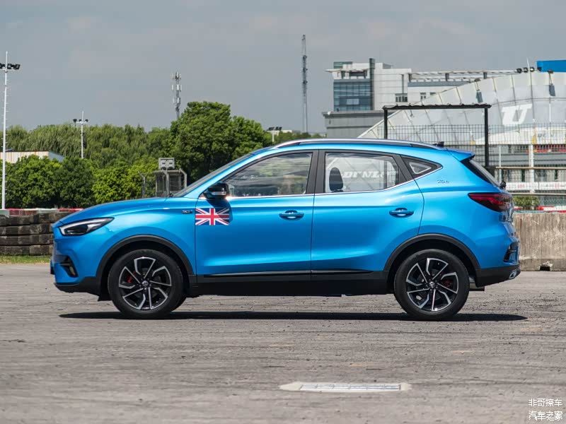 新ZS尺寸比较接近本田缤智，但更宽更高，在小型SUV里算是大个子了