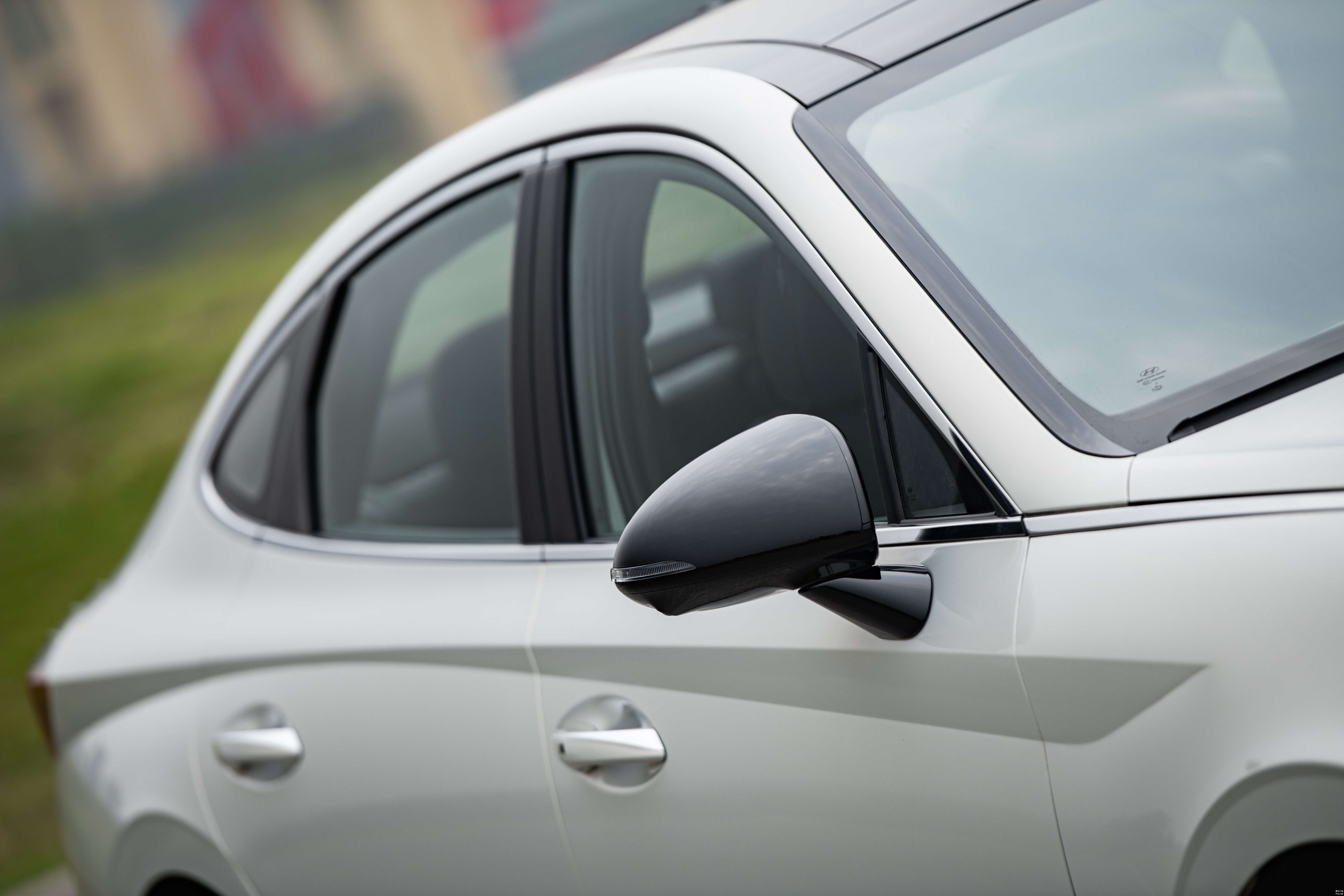 与上代车型相比，外后视镜位置由车窗前段移到了车门上