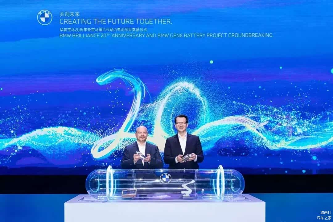 宝马集团负责企业财务的董事默尔特（左）、负责生产的董事诺德科沃奇博士（右）在华晨宝马20周年庆典活动