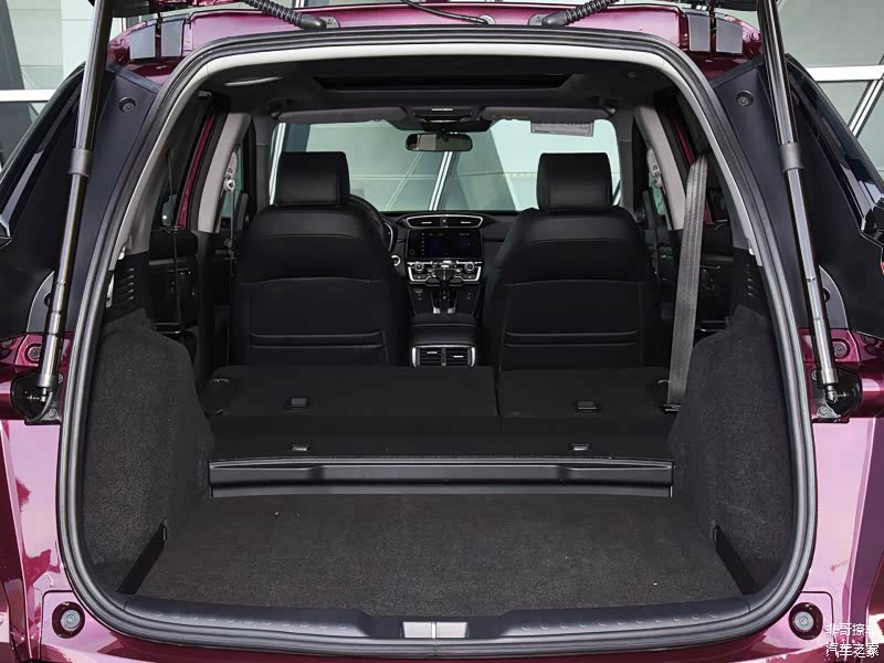 燃油版车型的行李箱地板与混动版设置不一样，放倒后排座椅后燃油版有阶梯而混动版可以全平