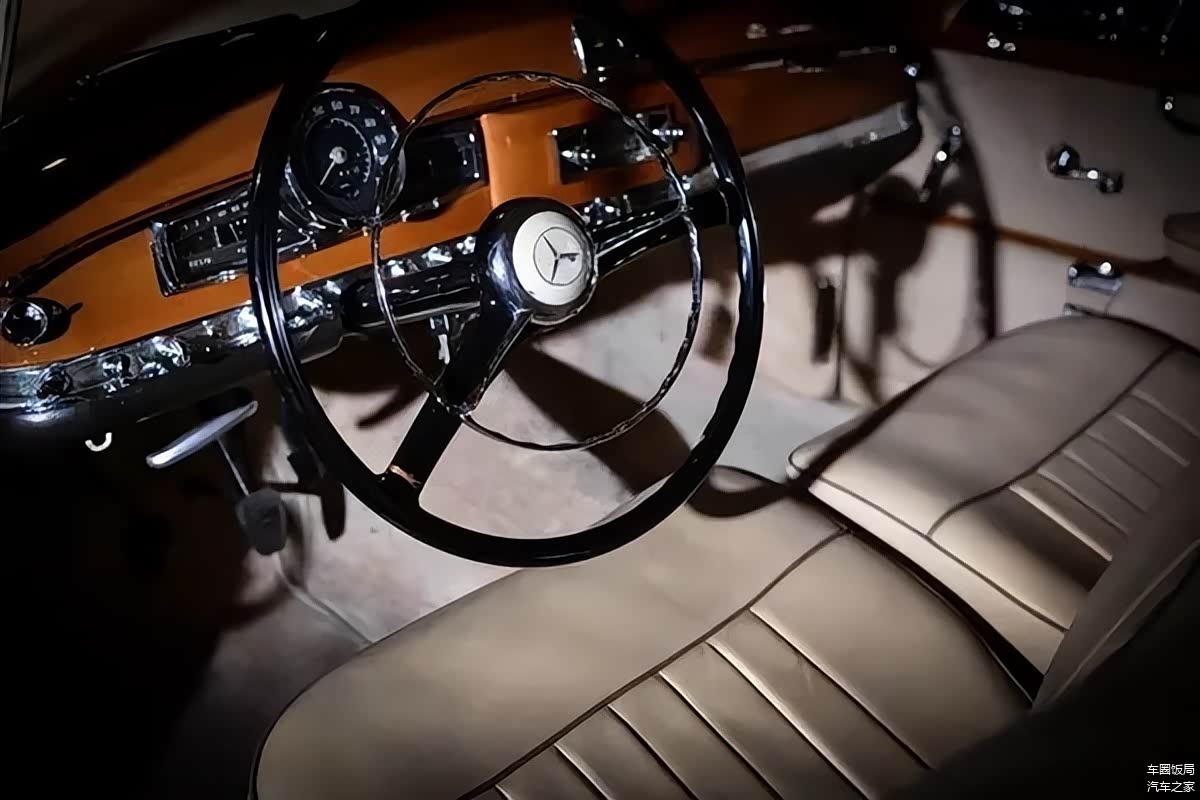 Mercedes-Benz 300内饰