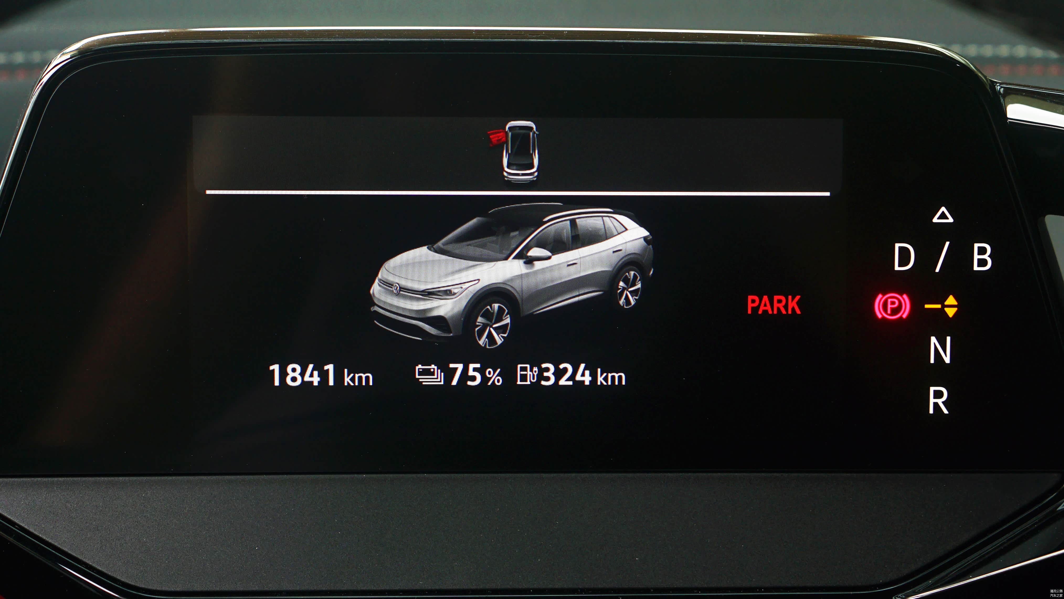 方向盘后方是一块5.3英寸全液晶数字仪表盘