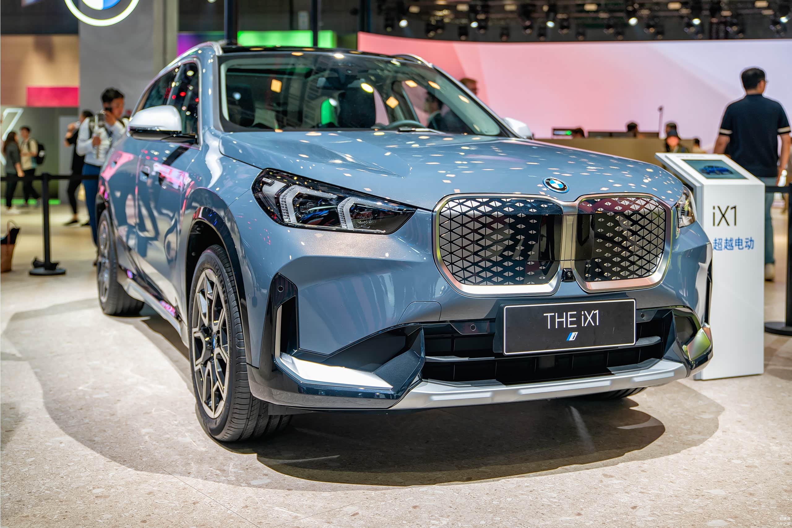 即使全新X1这样的重量级新车也是放在车展第二天才发布，第一天宝马展台上均为电车，X1放了纯电版iX1