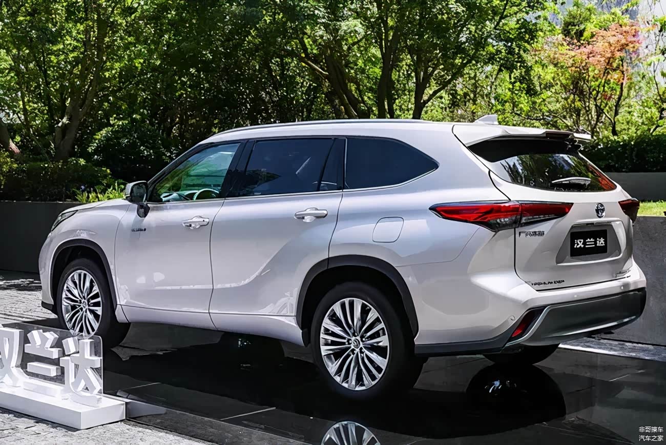 虽然汉兰达尺寸不如赛那，甚至高度也低于赛那，但SUV造型还是让车身显得更具高大壮硕感一些