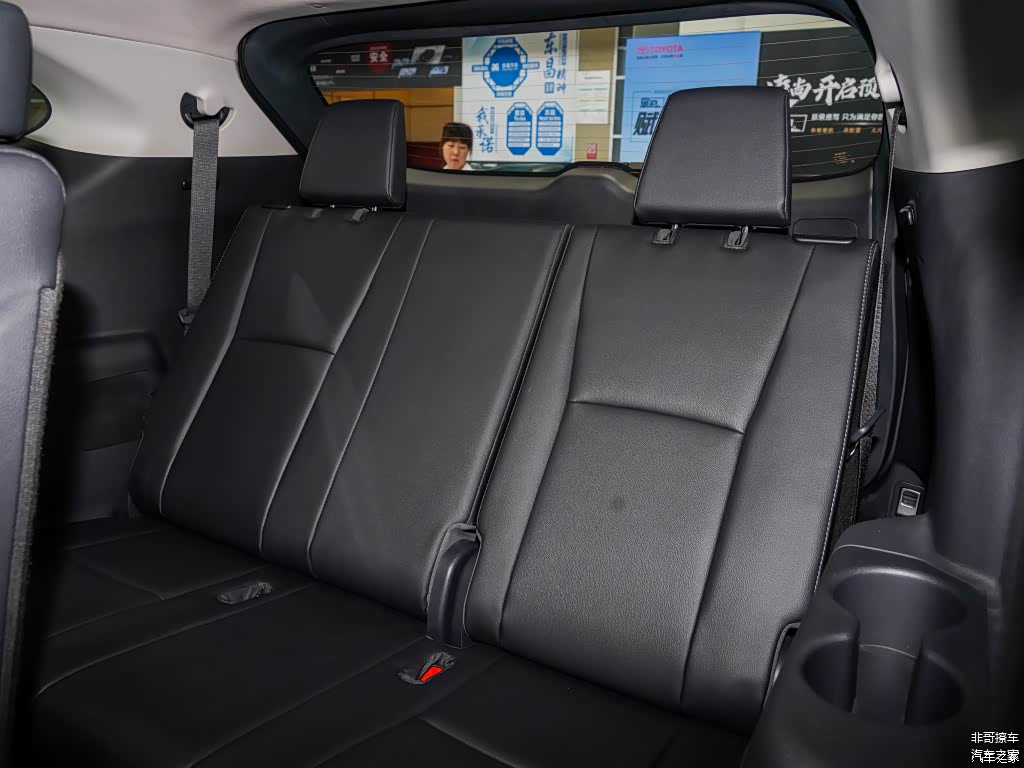 新汉兰达的第三排座椅比一众竞品的憋屈感要宽松很多，但依旧不合适长时间乘坐