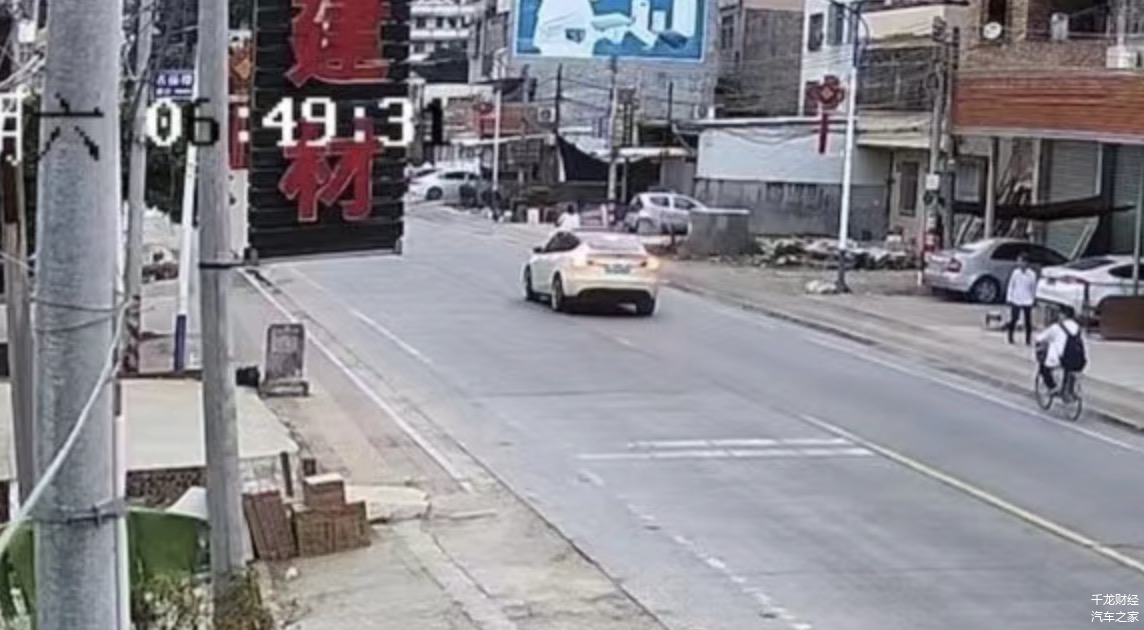 车主家属公布事故监控视频截图。