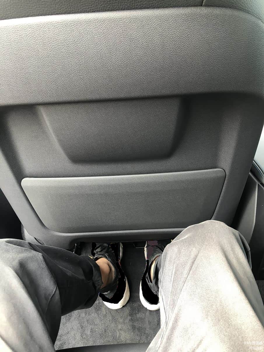 前排调整到位后，膝盖离前排后板实测一拳半，坐垫比较长，但的确空间较为局促，后排的确不像5米的车