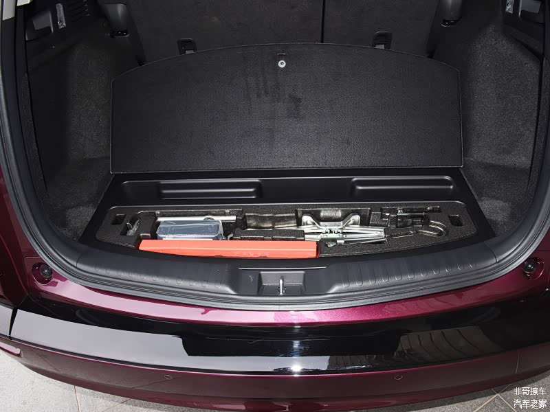 但混动版车型行李箱底板下是不配备胎的，如果长途出行要特别慎重