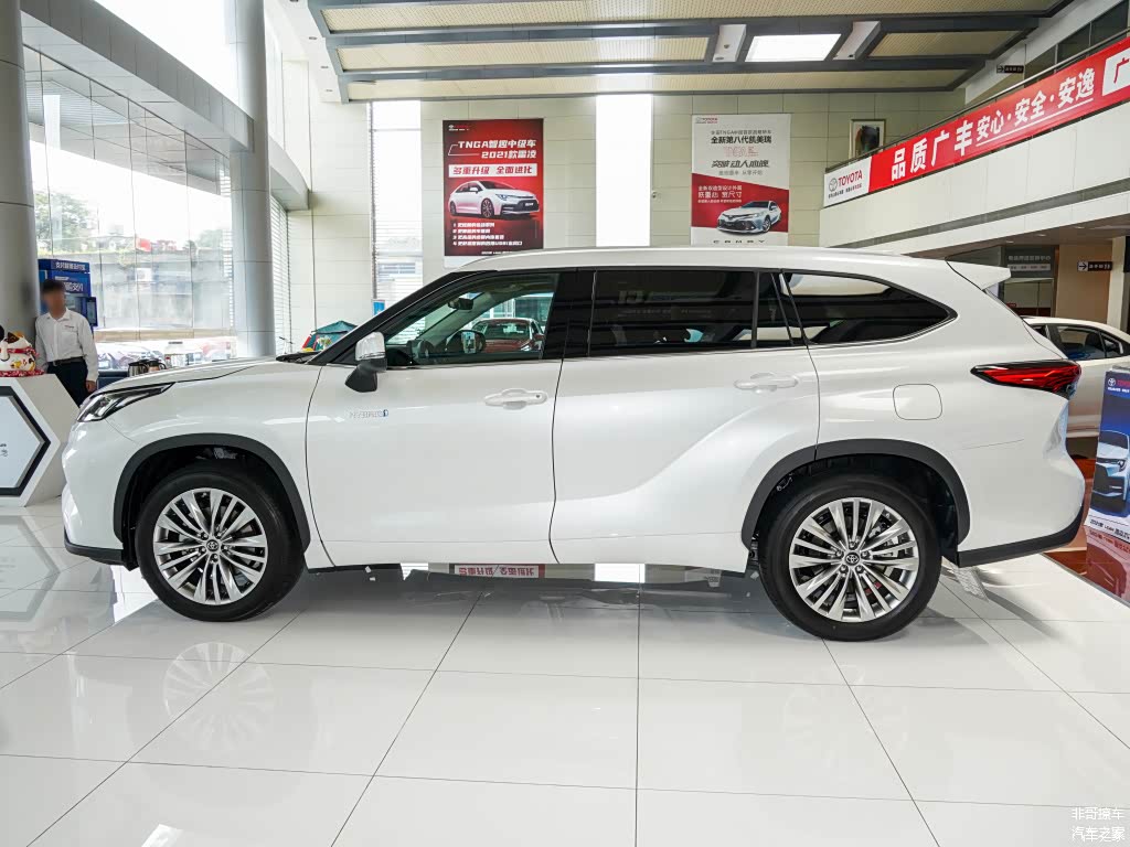 大多数场景都是三两人使用，只是偶然全家短途出行的家庭选择汉兰达更灵动好用一些