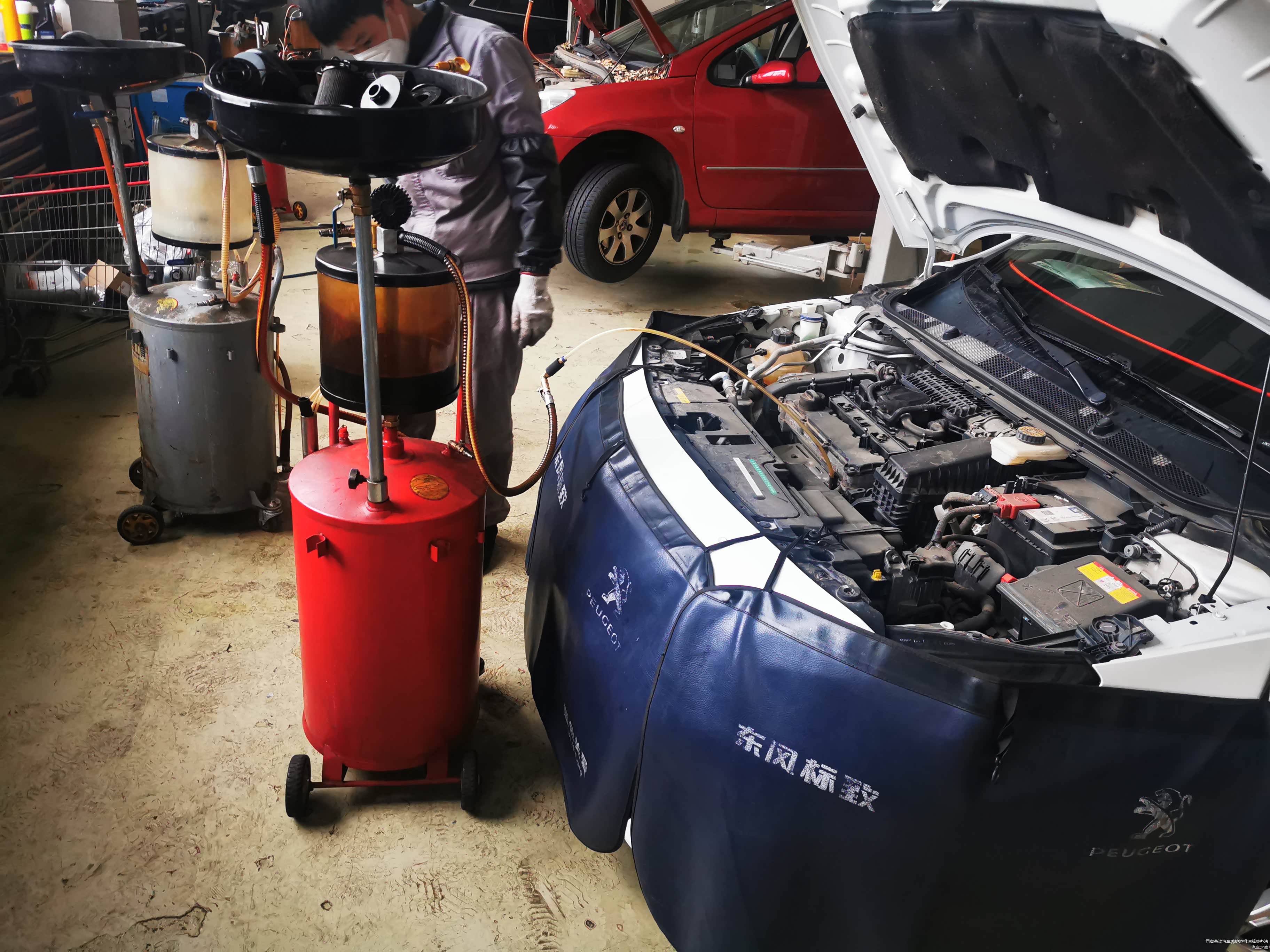 经过大约15分钟，发动机内机油基本抽干净了，小哥在观察机油是否已经抽干净。