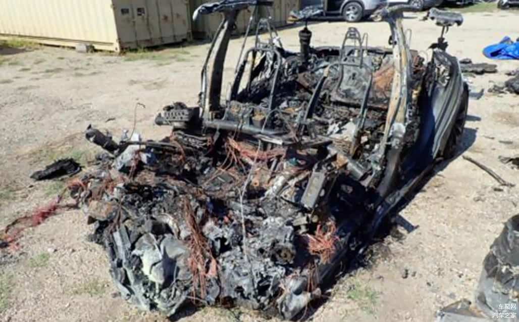 ▲事故中被撞后又烧毁的车辆