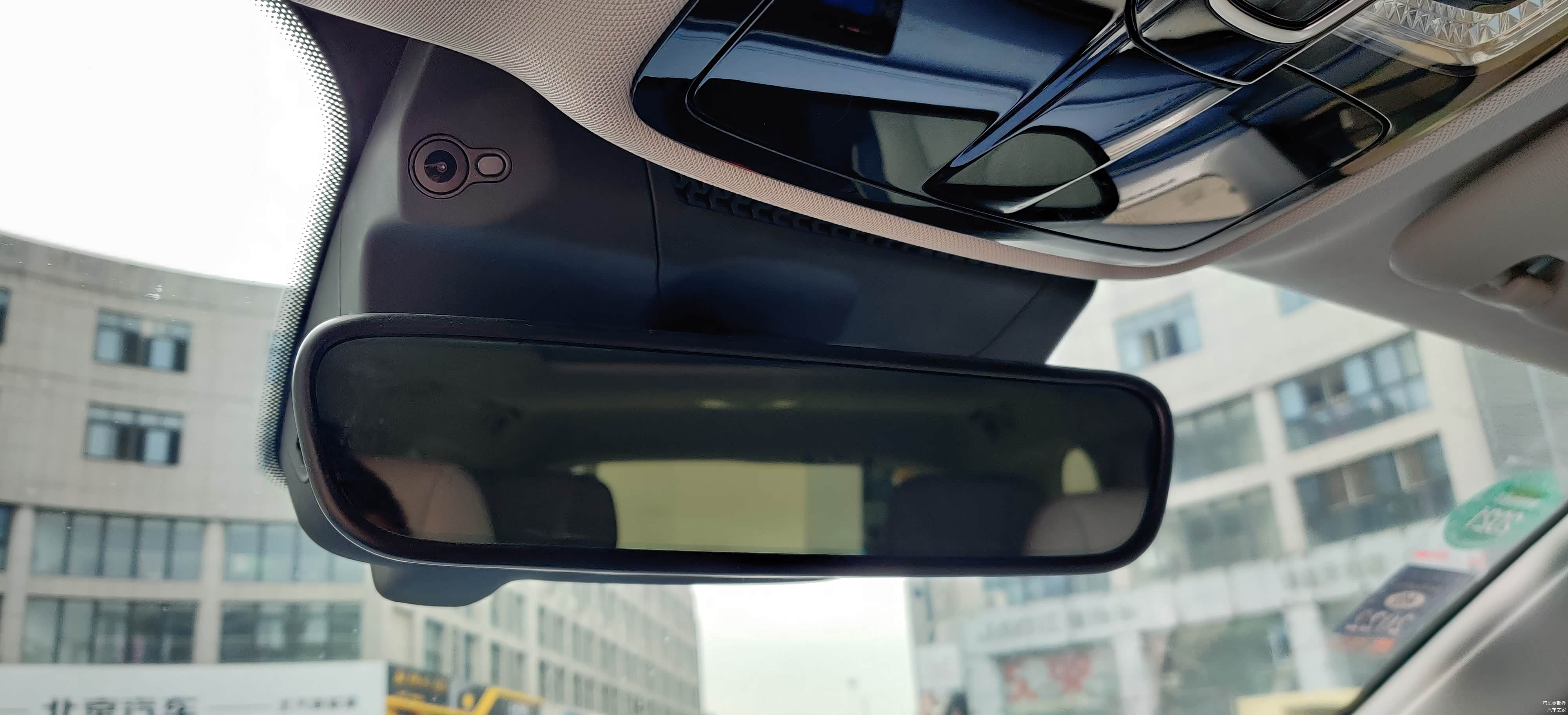 自带行车记录仪，不过车内也有摄像头