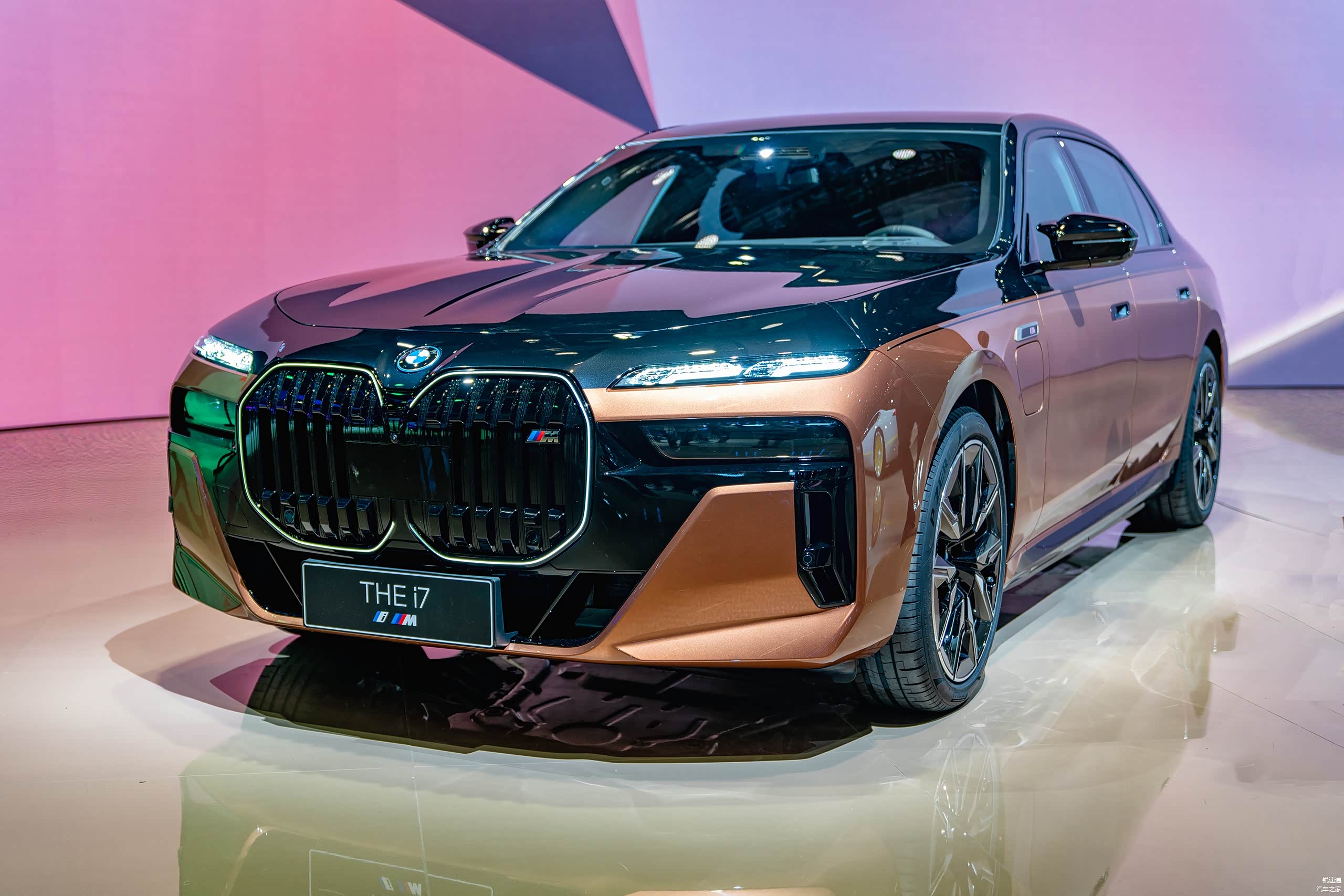 从此顶级的7系型号不再是760L，而是纯电版i7 M70L